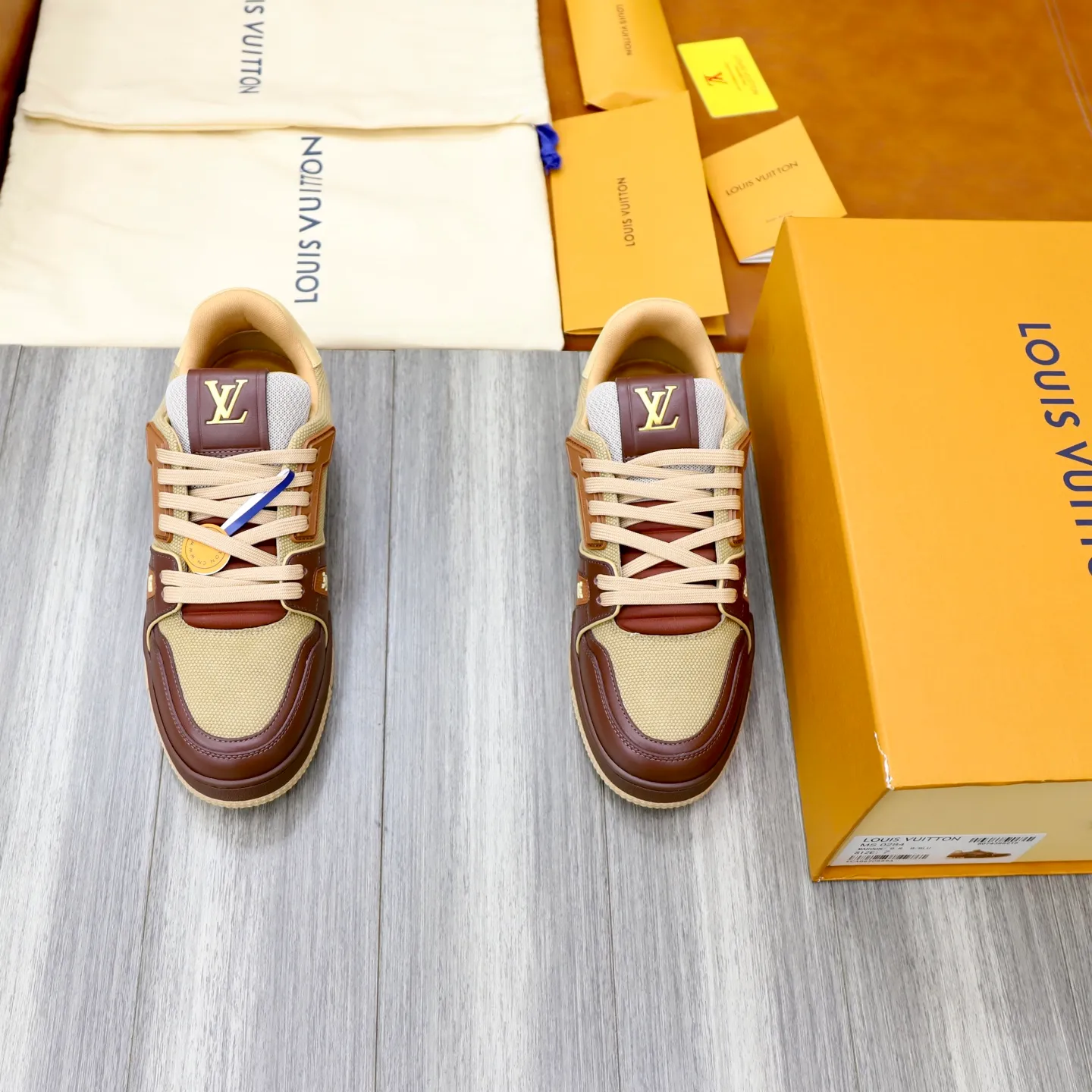 Ex-factory price: 780💰Original development, quality shipping, welcome to compare ❥❥❥❥❥❥LV sneaker series LV Trainer Maxi sneakers introduce the loose silhouette of the ready-to-wear series into the LV Trainer sneaker design written by Virgil Abloh, making an eye-catching appearance in the spring and summer men's wear shows. The cow leather upper is combined with rough fabric laces, and colorful beading highlights the brand's classic elements. LV letters mark the tongue and Monogram floral outsole. Mixed materials Made of first-layer cowhide, wrapped in imported custom-printed denim, thick shoelace design, large Monogram print on the side, "lv 54" badges on the tongue and heel, rubber outsole decorated with Monogram flowers, mesh lining and cotton feet, the comfort is as extreme as ever, premium heritage, quality first, worth owning! Size: 35-40 for women, 39-44 for men (custom-made sizes 38 and 45 are non-refundable)